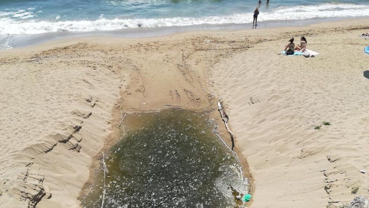 Usuarios de la playa del Milagro se quejan de la presencia de agua sucia|bruta