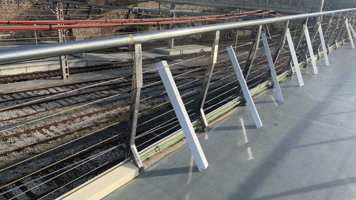 El Port de Tarragona substitueix els llums de la Passarel·la del Port