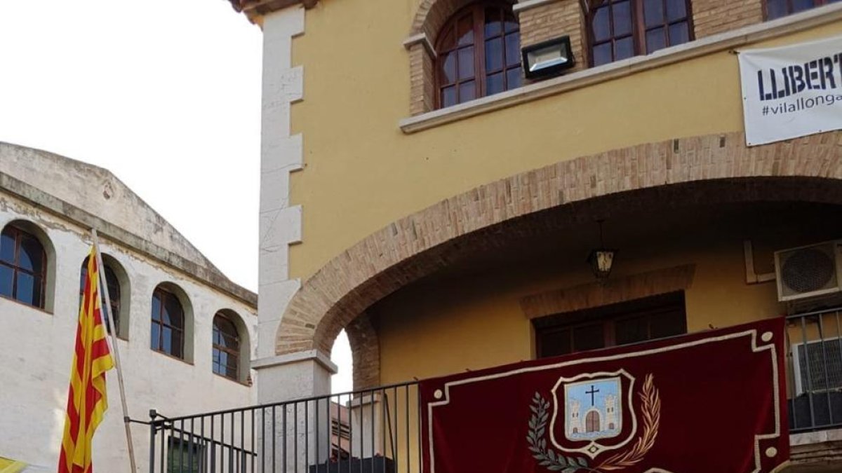 El Ayuntamiento de Vilallonga del Camp cierra las puertas durante quince días por|para el positivo de un trabajador