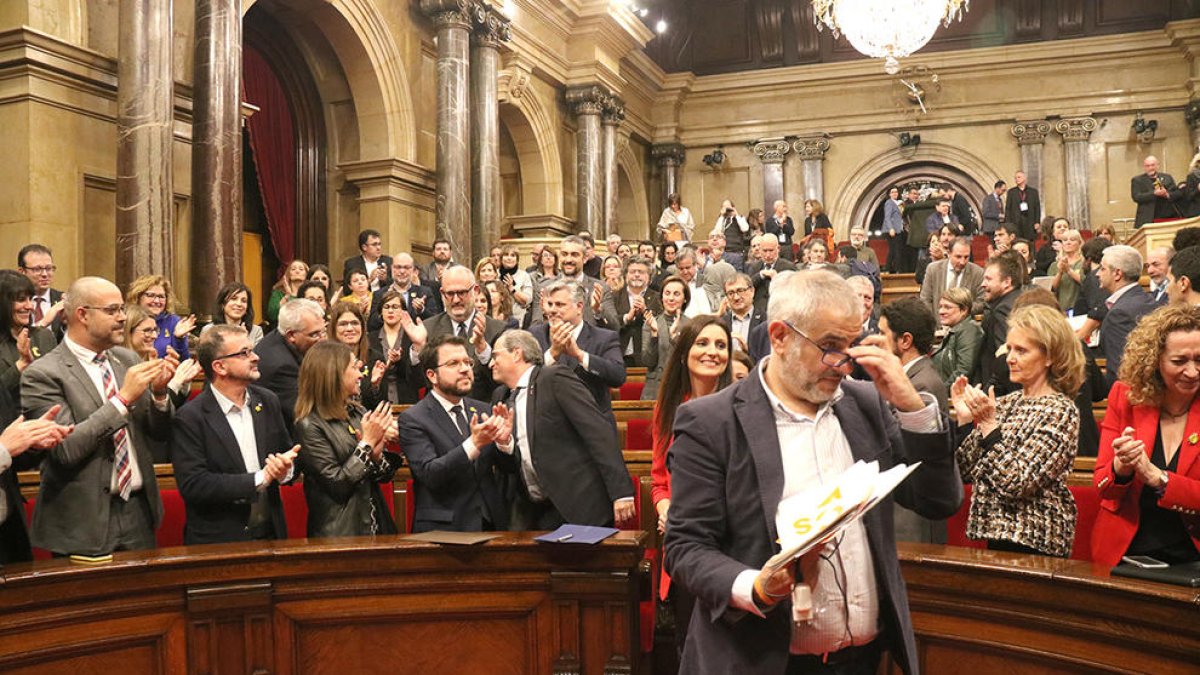El Parlament de Catalunya rechaza el «golpe de estado» de ME LA TUMBO