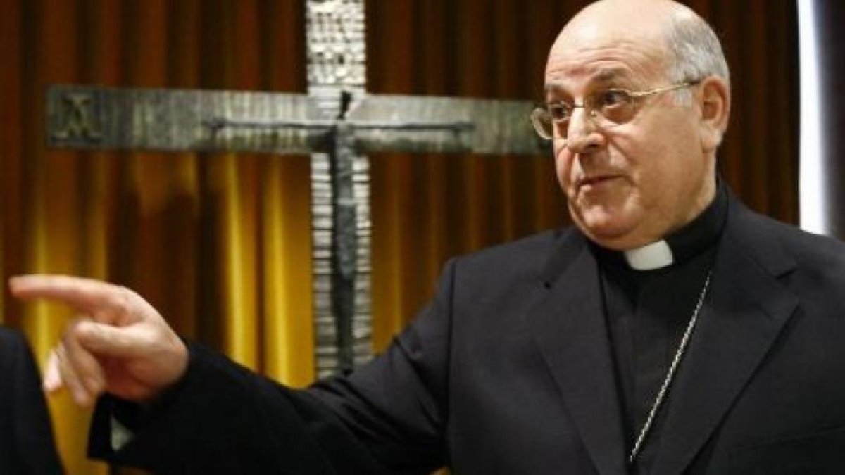 La cúpula de la iglesia española se muestra «perpleja e inquieta» por|para el acuerdo PSOE - Podemos