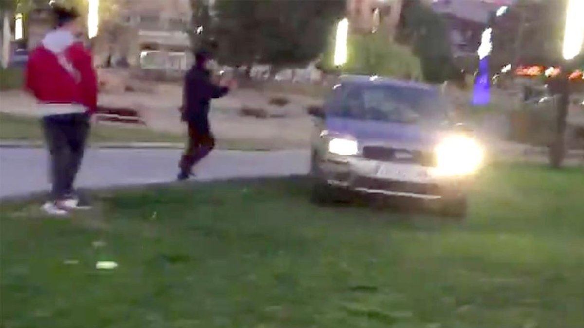 Un conductor creua la Plaça Imperial Tarraco durant la manifestació en suport a Quim Torra