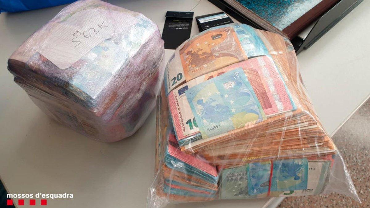 Els Mossos deten al Vendrell un conductor francès amb matrícules falses i 115.000 euros en efectiu