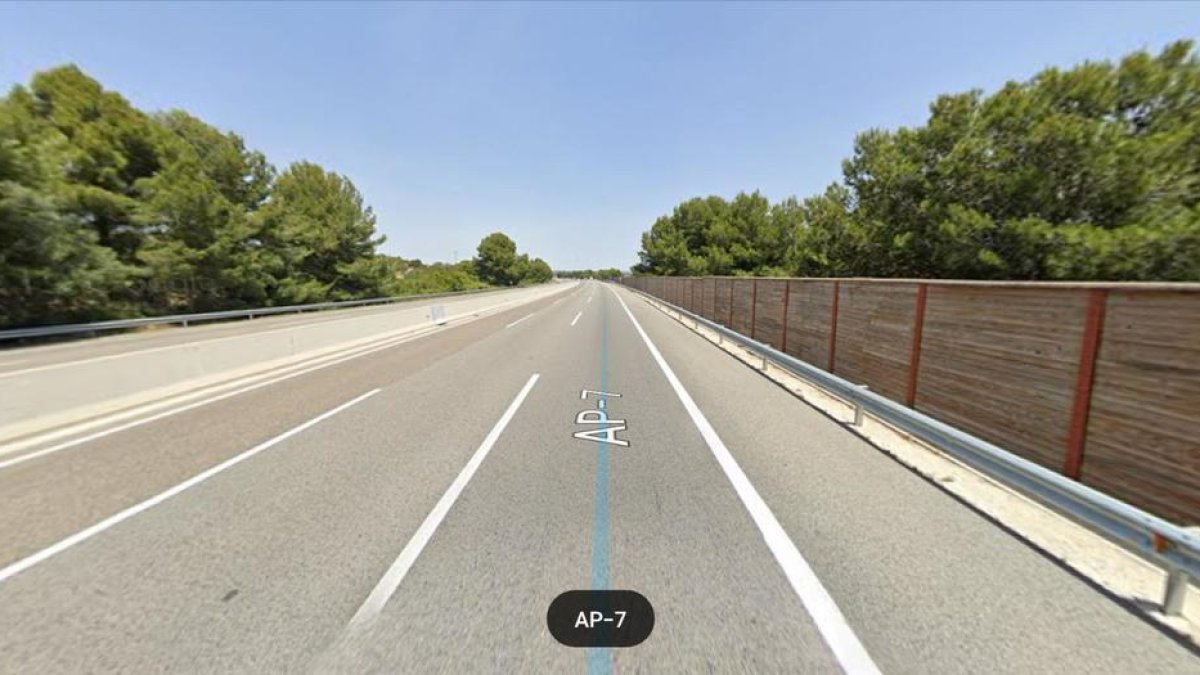 Una sortida de via a l'AP-7 a l'altura del Vendrell deixa un mort