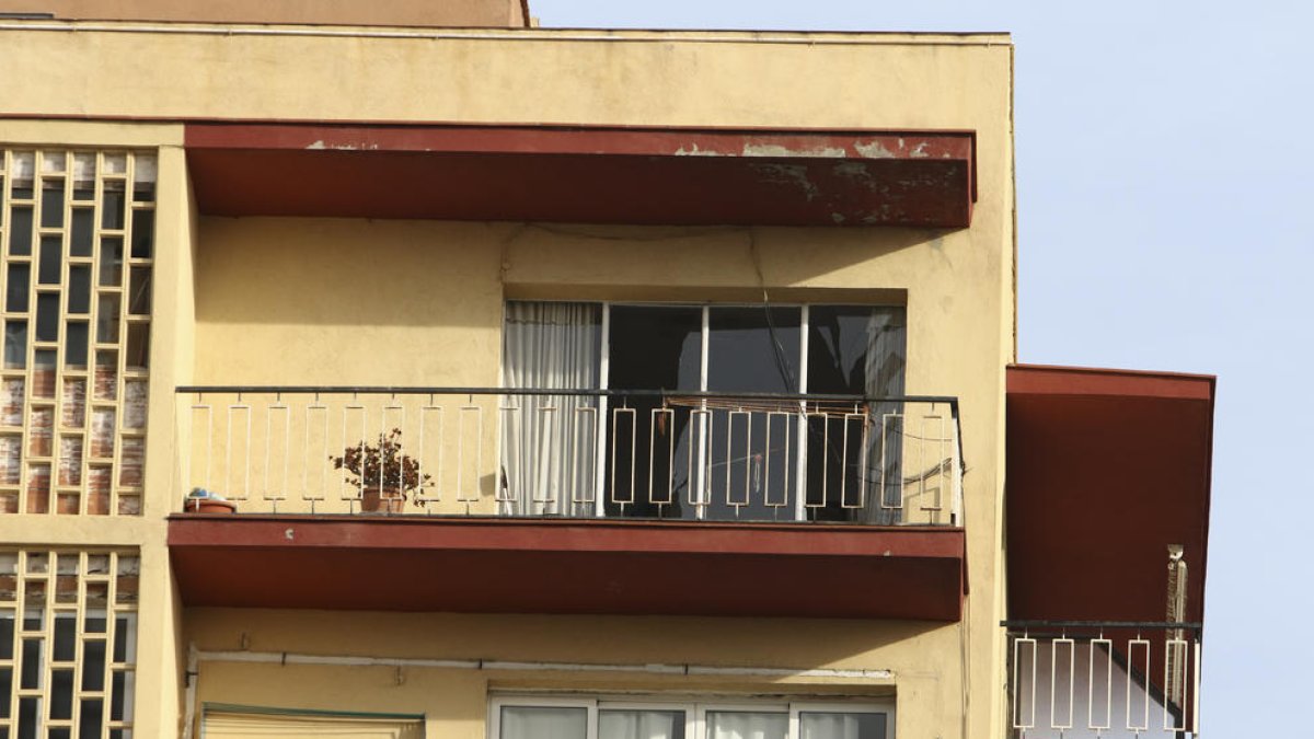 Deu habitatges afectats per l'explosió a IQOXE encara no han estat reparats