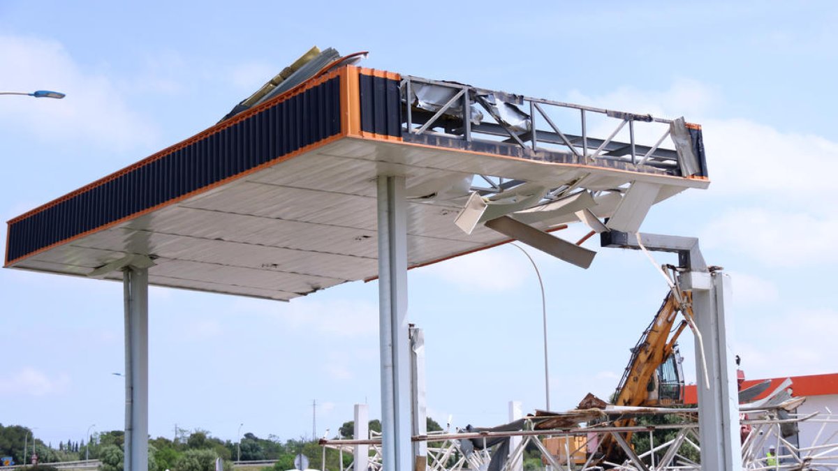 Desmantellen les marquesines dels peatges de l'AP-7 a l'Aldea