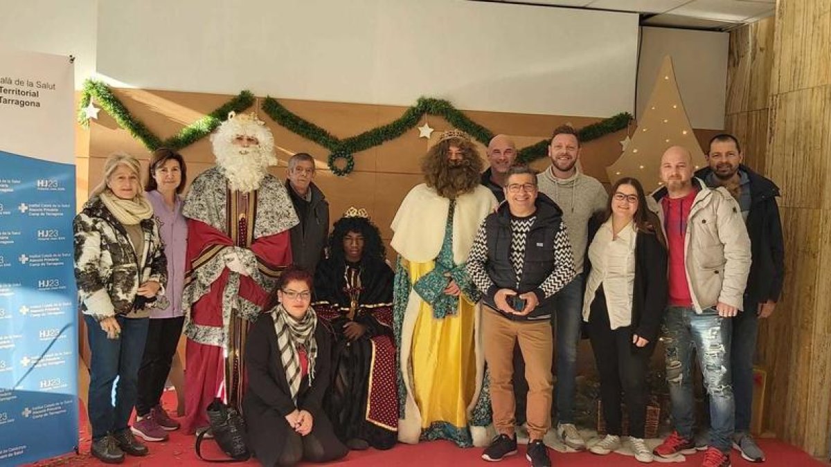 L'associació de veïns de Sant Pere i Sant Pau acompanyen els reis mags a la planta de pediatria del Joan XXIII