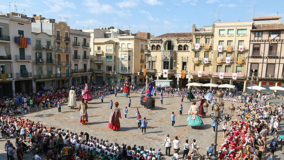 Miles de escolares participan en la fiesta Corpus en la plaza del Mercado de Reus