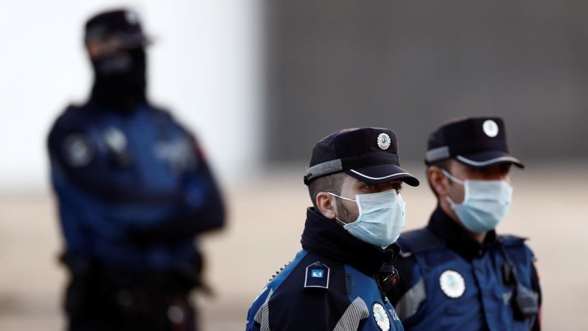 Detingut un home que venia droga mentre passejava al seu gos a Madrid