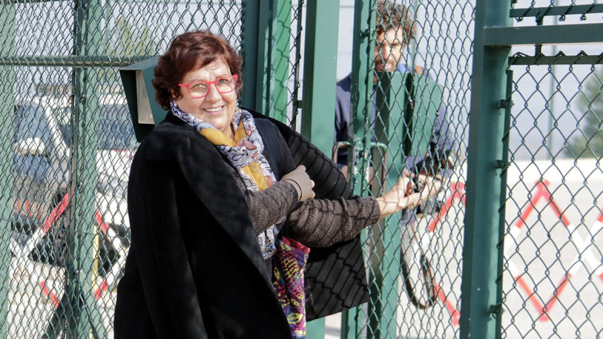 Dolors Bassa sale de la prisión de Puig de les Basses para cuidar de un familiar de edad adelantada