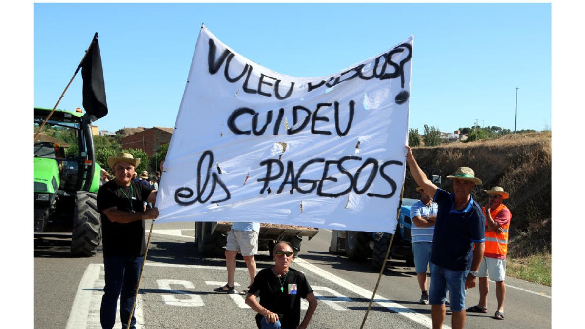 Els pagesos tallaran la C-12 a Flix perquè els ajuts pel foc del juny no estiguin condicionats a assegurar els cultius
