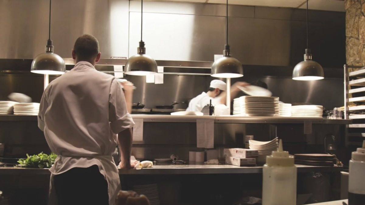 El Parlament aprova la llei que obliga els restaurants a facilitar que el client s'endugui el menjar restant
