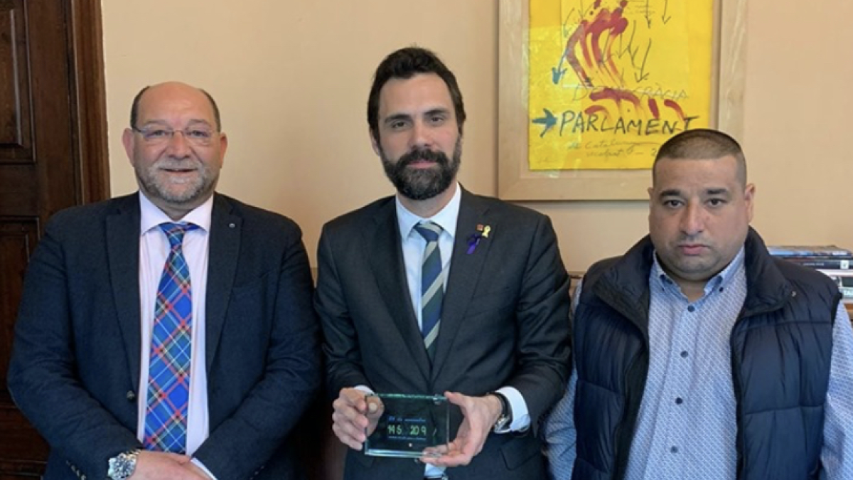 El tarraconense Paquito Ferreres entrega el Galardón Honorífico de la Llegada del pueblo gitano a Cataluña a Roger Torrent