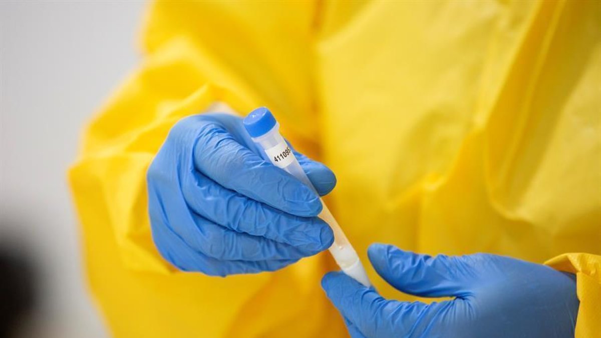 Sanitat compra 5 milions de tests d'antígens de reserva per fer front a la covid