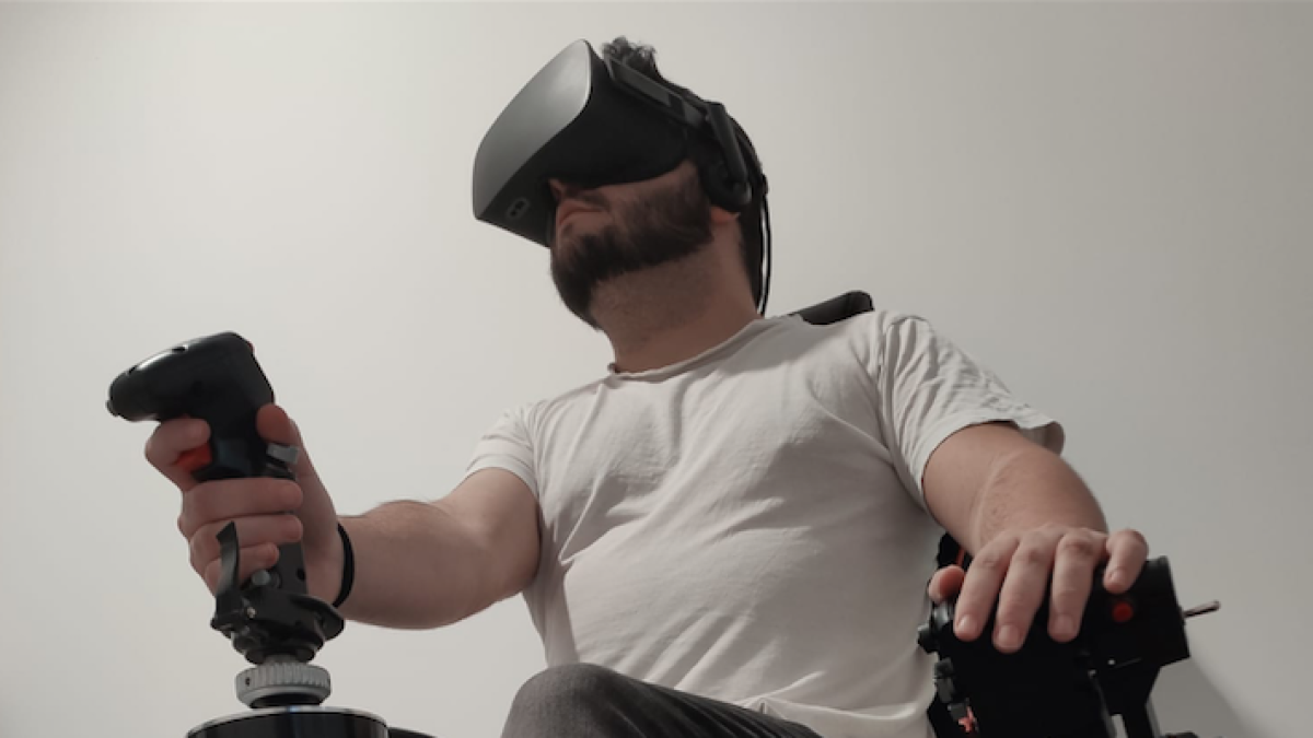 Un instructor del CESDA ensenya les maniobres bàsiques de vol des de casa