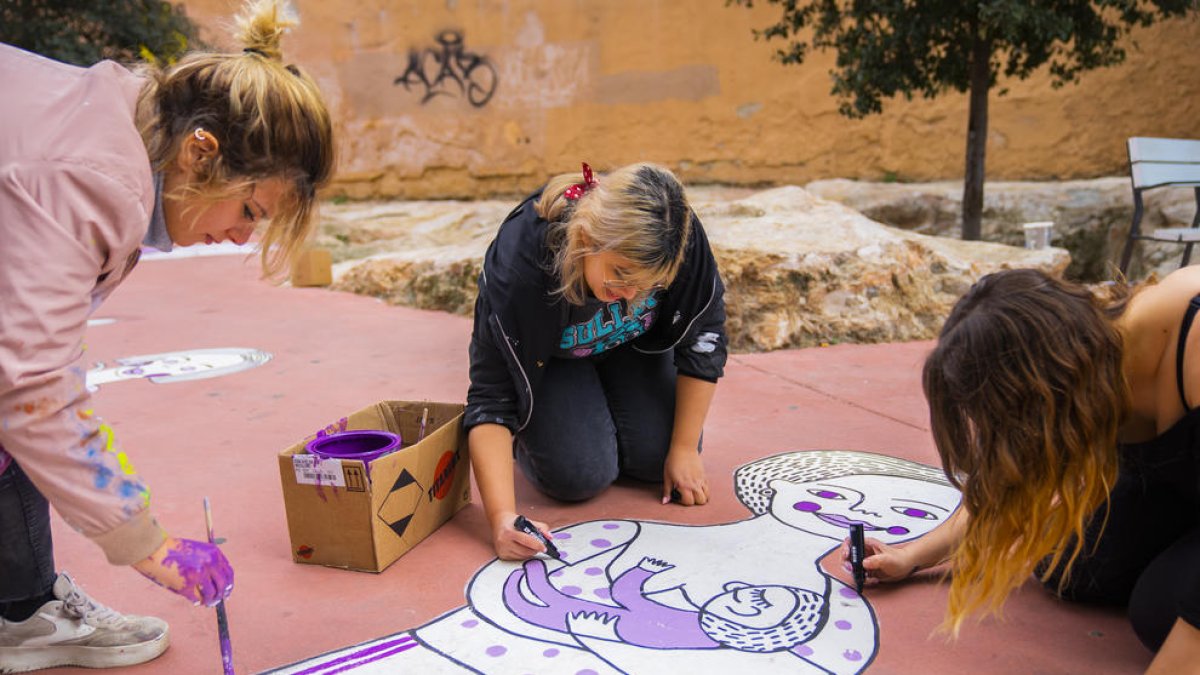 Pintura feminista al suelo de la plaza de la Mujer Trabajadora