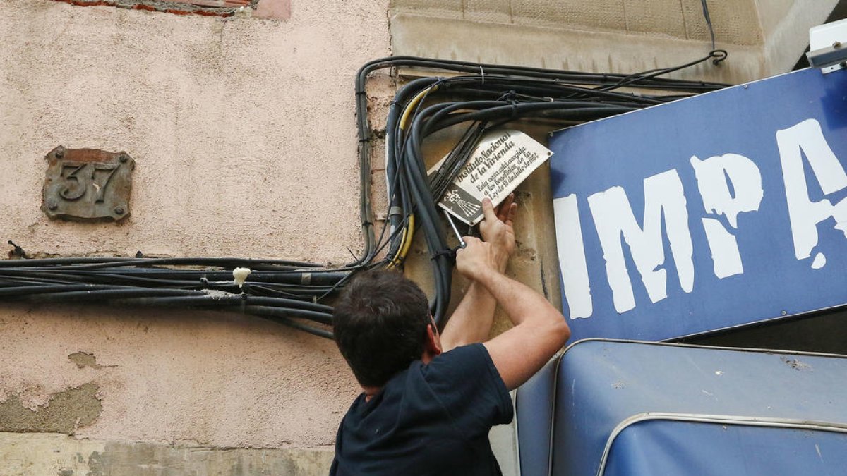 Cerca de 150 bloques|blocs de pisos de la ciudad de Reus todavía tienen placas franquistas