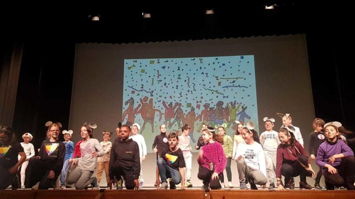 L'alumnat del Baix Ebre elimina els estereotips sexistes dels contes clàssics