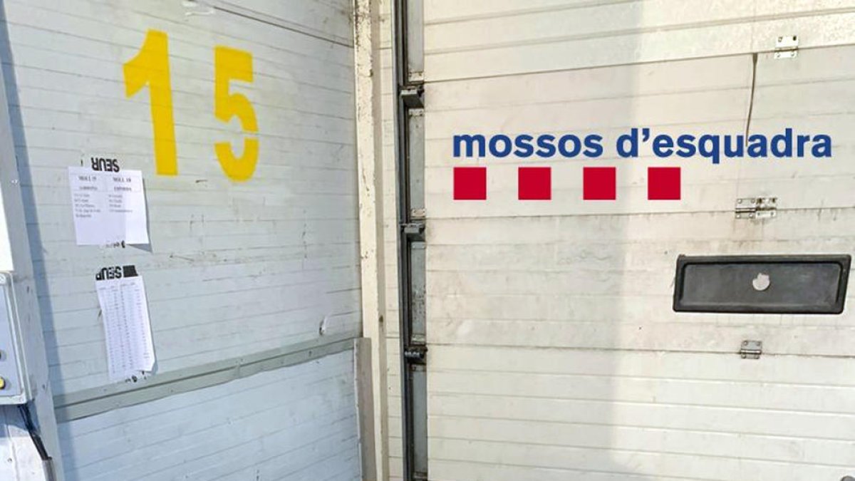 Quatre encaputxats assalten un camioner que transportava 265 quilos de marihuana