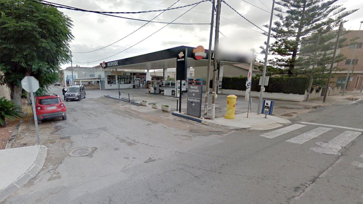 Detingut per robar diners de la caixa registradora d'una gasolinera de Deltebre