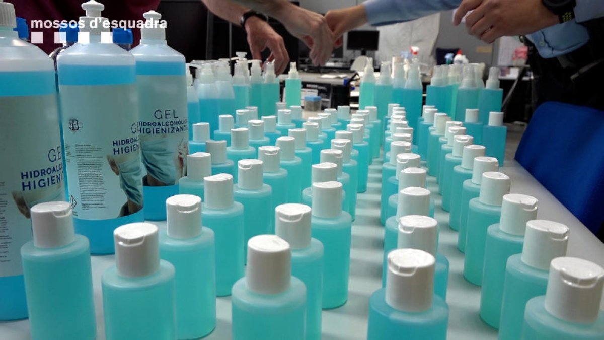 Los Mossos decomisan un centenar de botellas de|gel que se vendían de forma fraudulenta como hidrogel por la covid-19