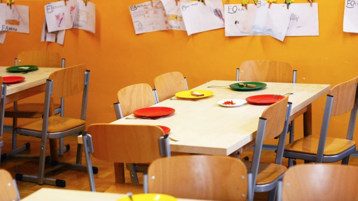 L'Ajuntament de Reus comença a distribuir la targeta moneder de menjador escolar a domicili