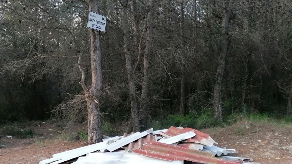 Denuncien restes d'uralita acumulada a la zona del Llorito