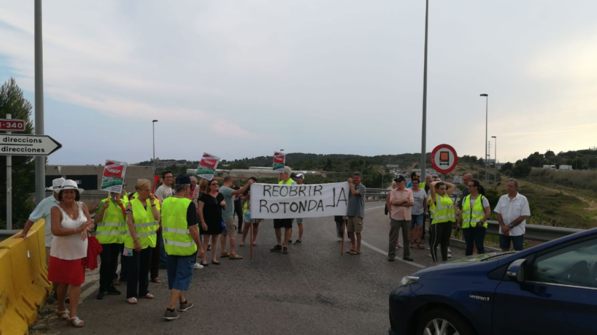 Retencions a l'AP-7 i l'N-340 a Torredembarra per la protesta per reclamar l'obertura de la rotonda