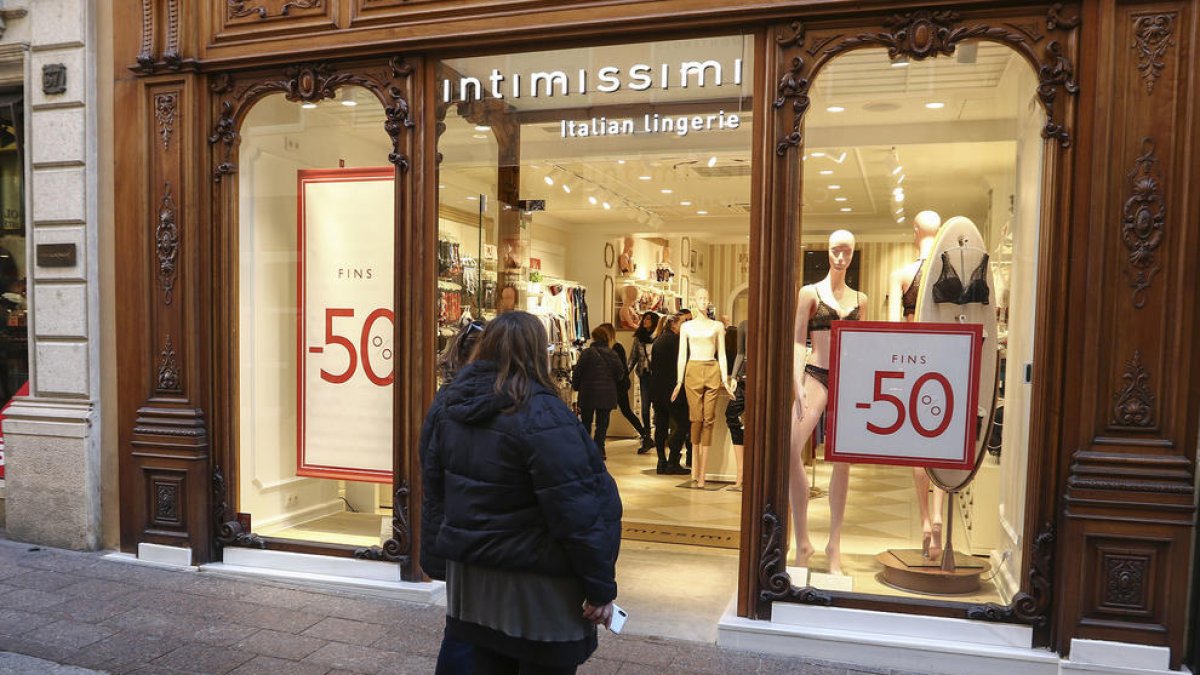 El primer día de rebajas presenta pocas ventas para|por los tenderos de Reus