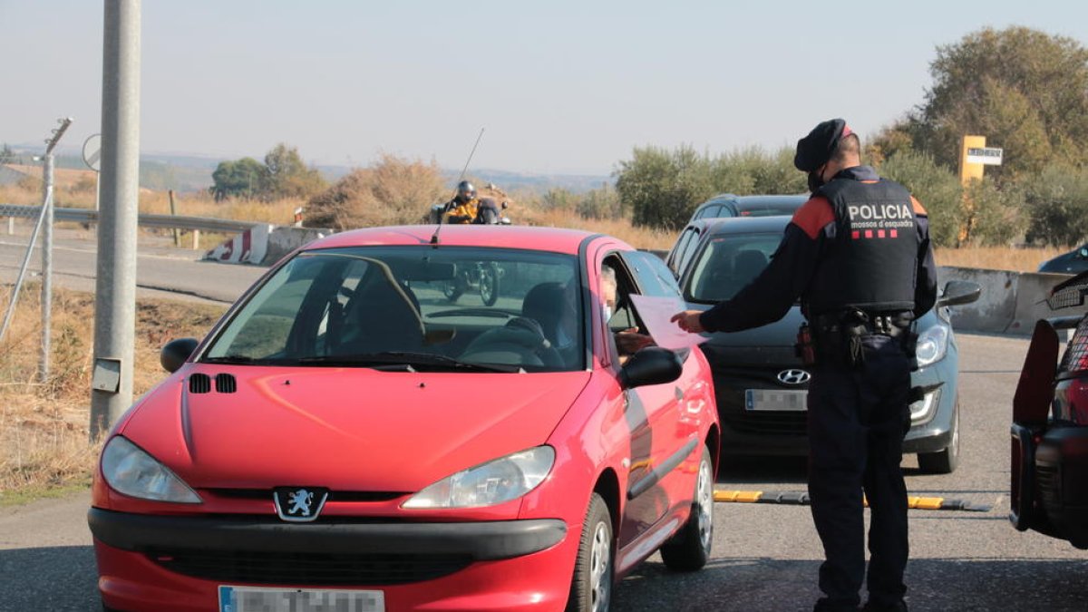 Els Mossos aixequen unes 400 actes durant la nit de divendres, la gran majoria per incomplir la restricció de mobilitat