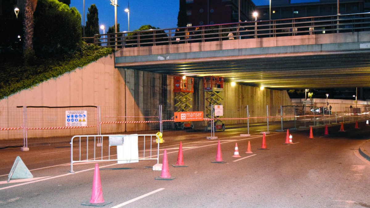Talls a Vidal i Barraquer per obres en el pont de l'avinguda de Roma
