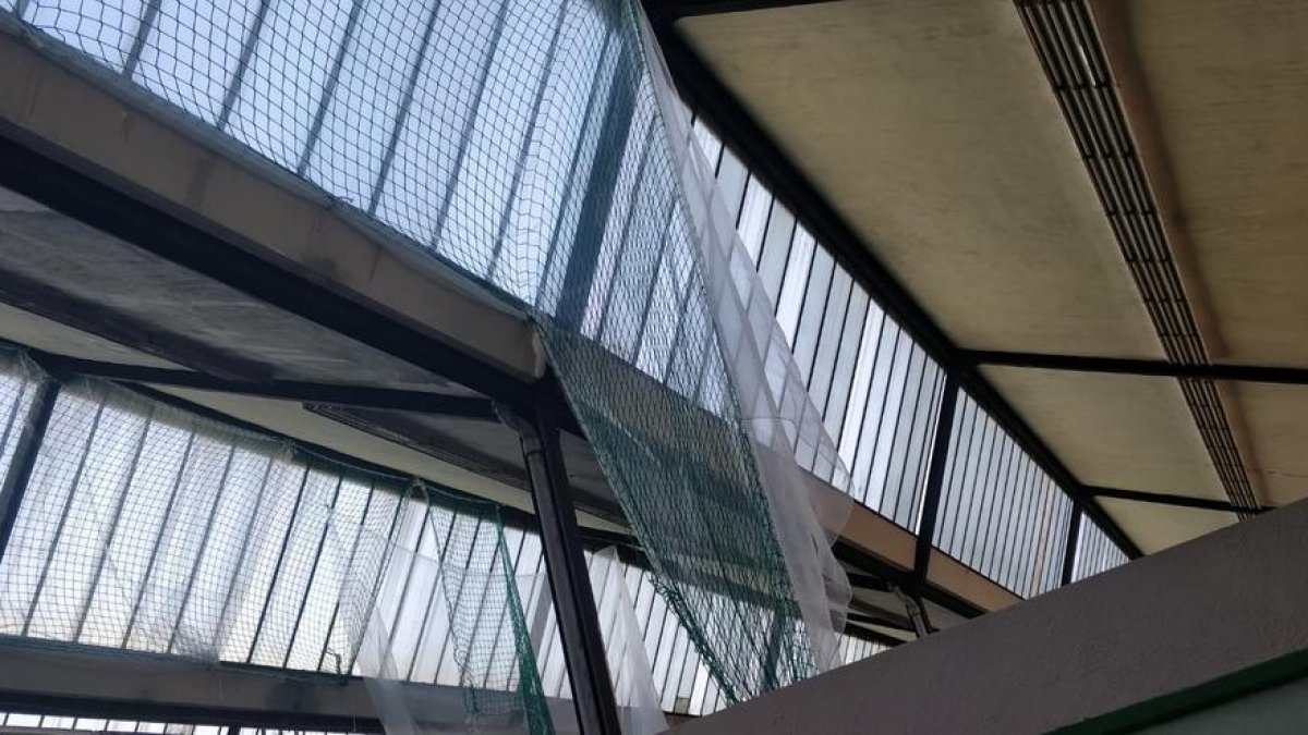 Educación licita la sustitución del 1,8 km. de tragaluces del INS Pere Martell