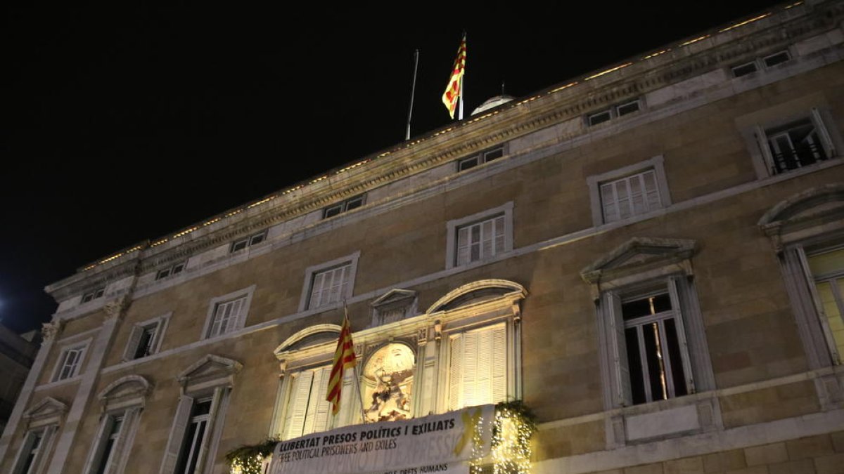 Generalitat, pancarta presos, iinhabilitació Torra, bandera española descolgada