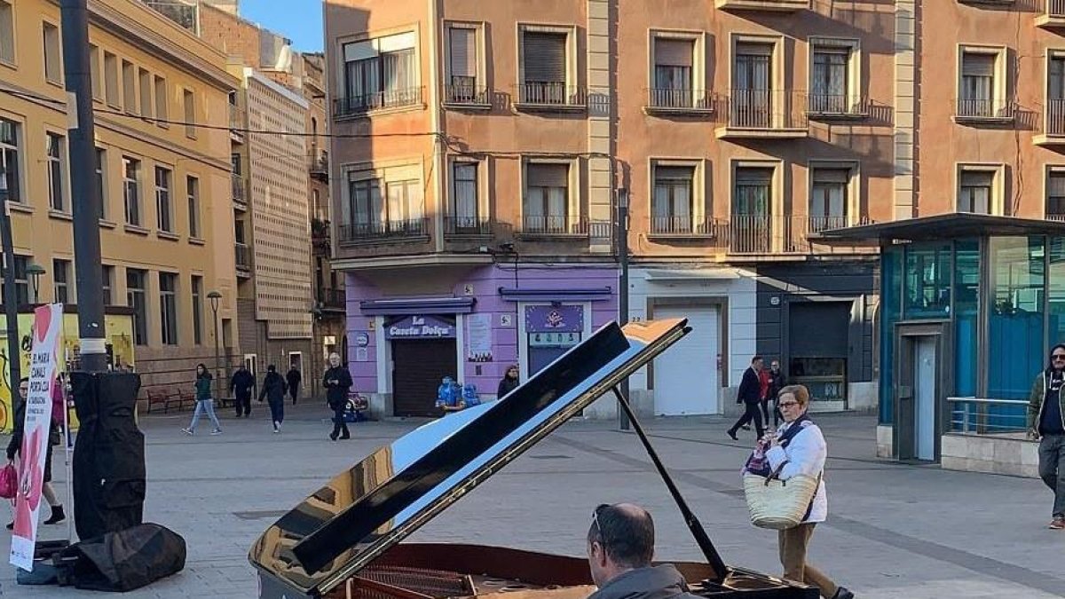 Un piano en la plaza Corsini para conmemorar el aniversario de la Escuela Municipal de Música