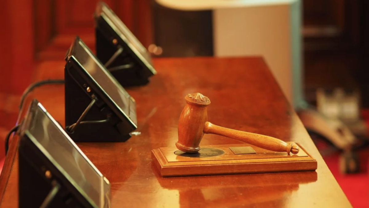 Un juzgado envía a la prisión a un sospechoso de un asalto a punta de pistola aunque la víctima dice por escrito que no fue él