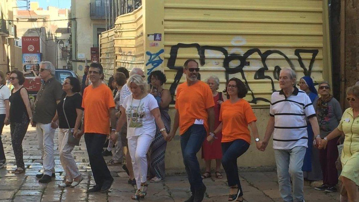 Centenars de persones envolten la Catedral amb una sardana