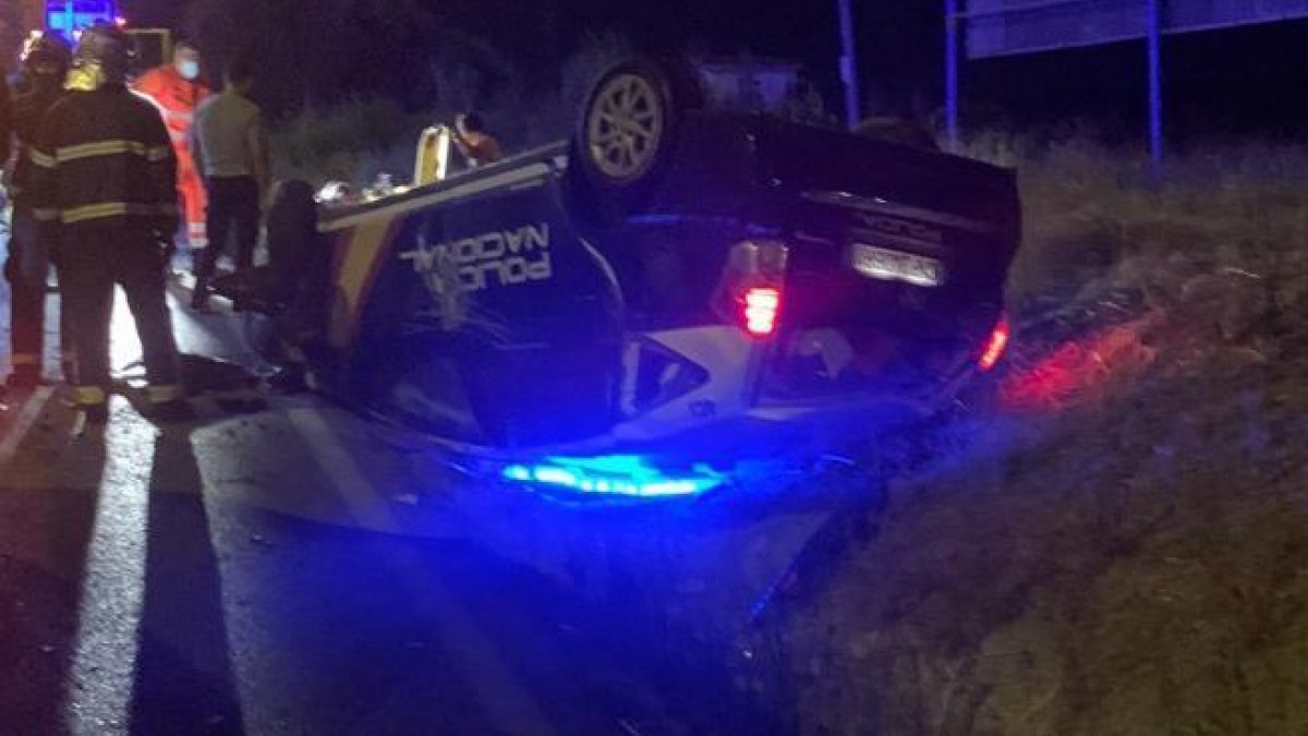 Ferit greu un policia nacional en ser envestit el seu cotxe patrulla pel vehicle al qual interceptava