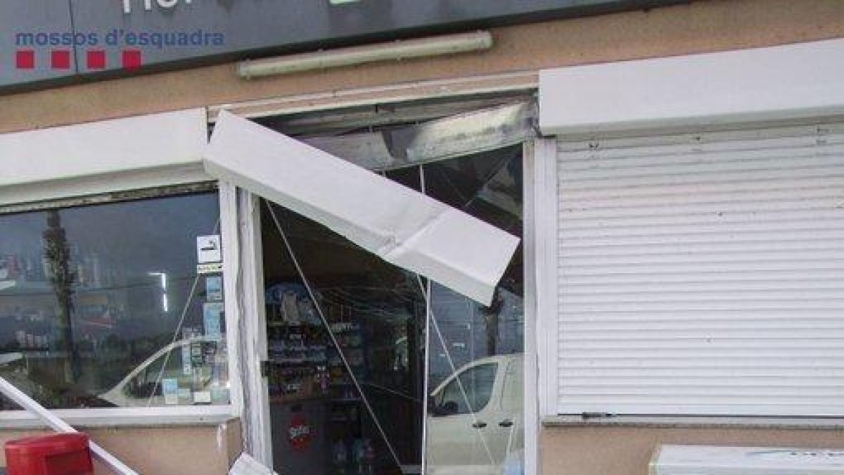 Detenido por estampar un tractor en una gasolinera de l'Ampolla para robar