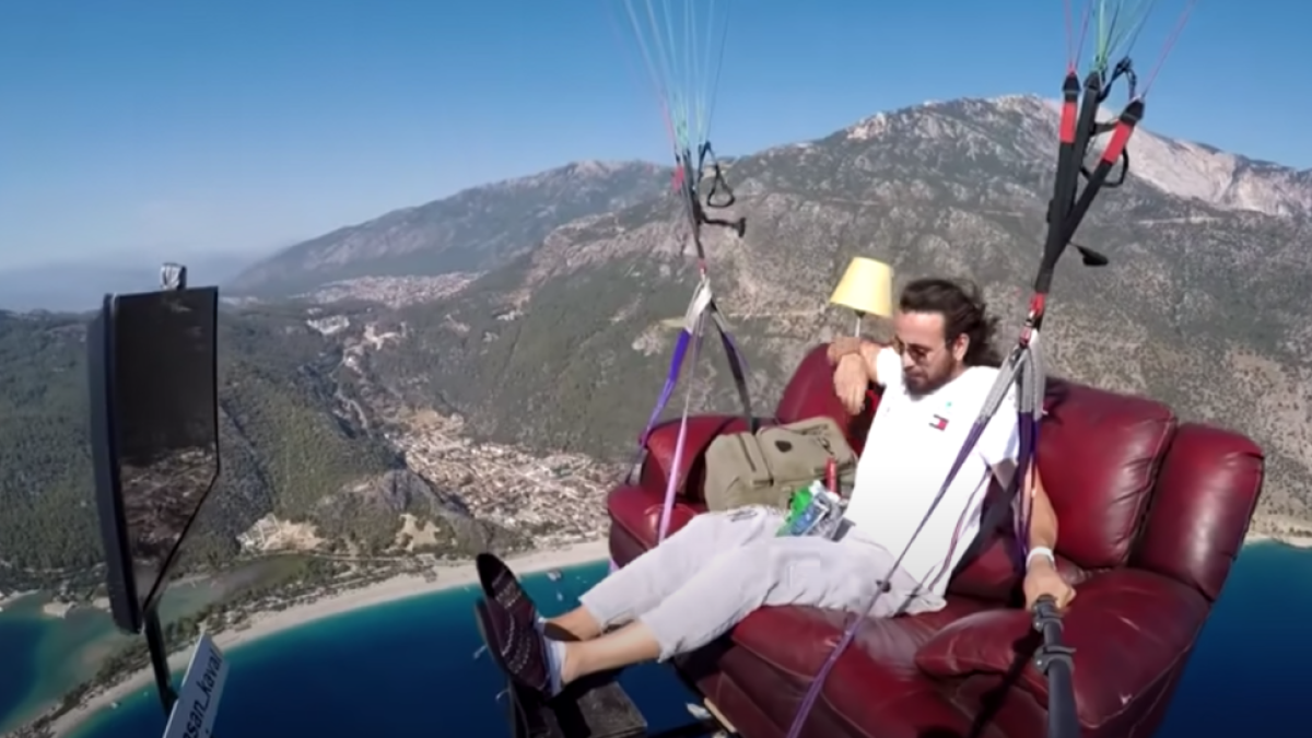 Un 'youtuber' es tira amb parapent assegut en sofà mentre mira la tele i menja patates