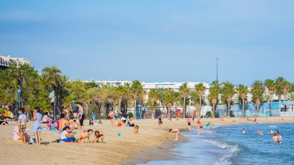 Grups de famílies se salten la prohibició de bany i de prendre el sol a la platja de Ponent de Salou