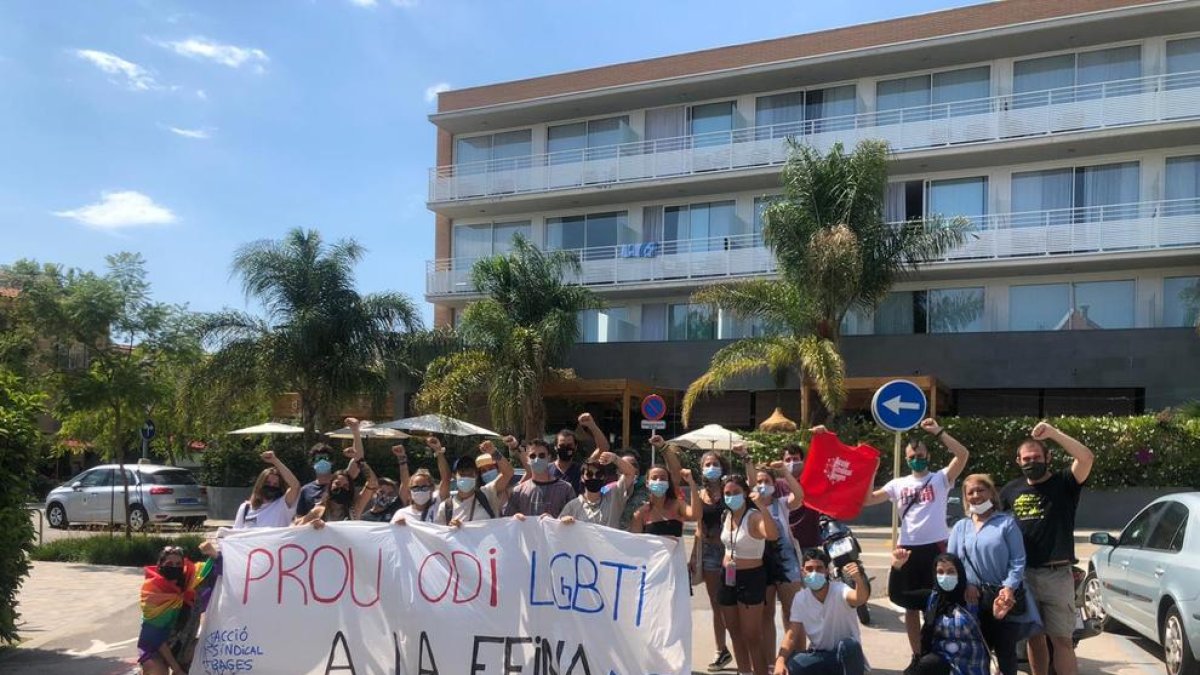 Protesta a l'Altafulla Mar Hotel per un presumpte cas d'LGTBIfòbia