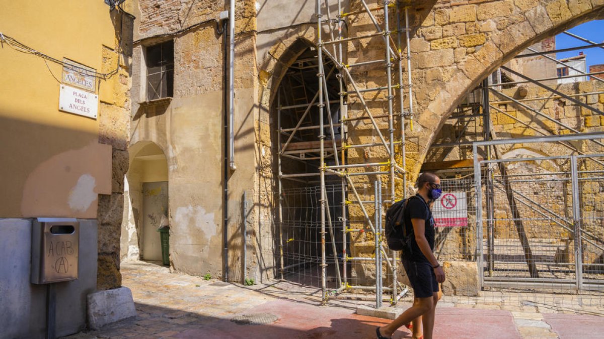 En tram del carrer d'En Talavera segueix tancat dos anys després