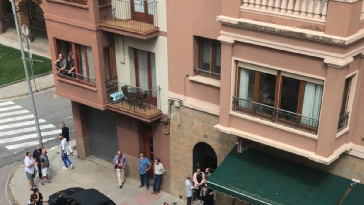 Un conductor perd el control del seu vehicle a Ripoll i s'emporta la terrassa d'un bar sense provocar ferits