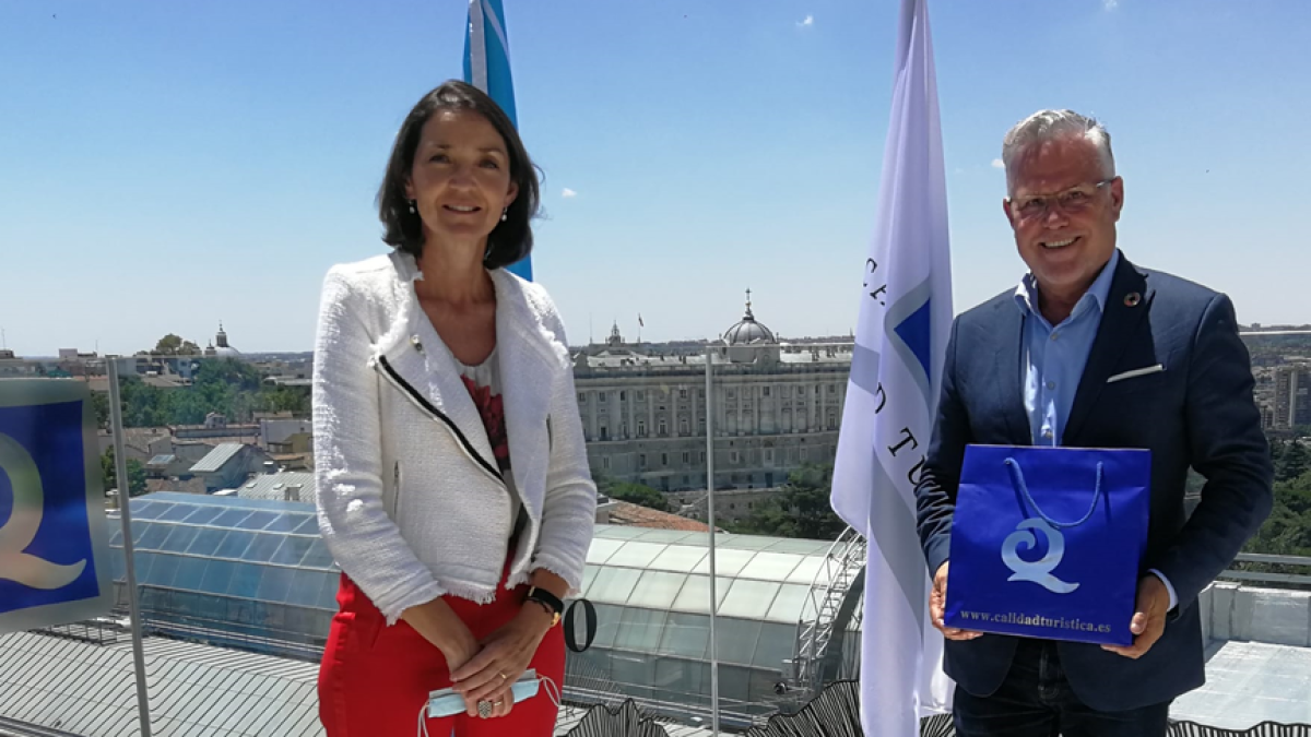 La bandera 'Q de Qualitat Turística' reconoce la buena gestión de las playas de Llevant y Ponent