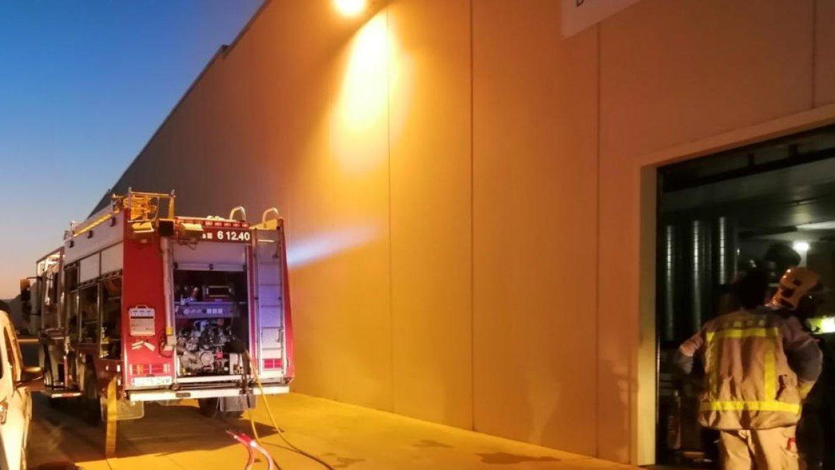 Incendio en un altillo en una nave del polígono Riu Clar de Tarragona