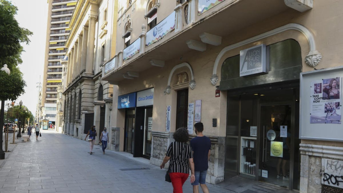 El gremi de perruquers farà una acció davant Hisenda per reclamar l'IVA del 10%