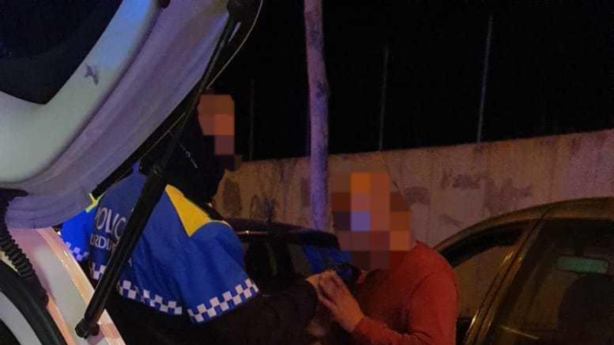 Un hombre en grave estado de embriaguez, cerca de embestir a una patrulla de Guardia Urbana de Reus