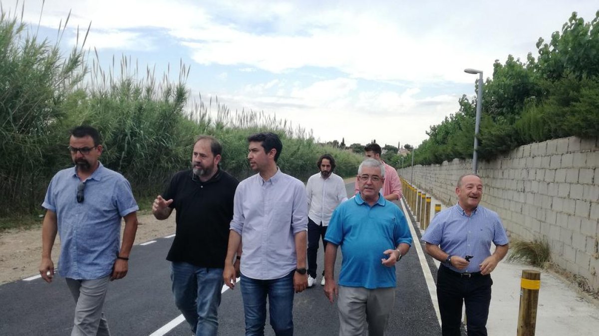 El alcalde del Vendrell, Kenneth Martínez, acompañado por una representación de la Agrupación Vecinal de las Playas y por concejales del actual mandato y del anterior, hicieron una visita institucional en el camino del Romaní.