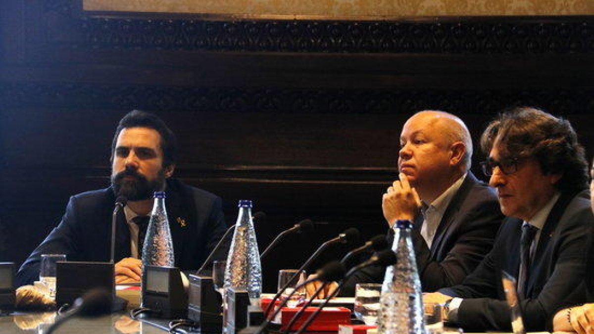 El presidente del Parlament, Roger Torrent, y Joan García y David Pérez durante la Mesa en la reunión del 25 de junio del 2019.