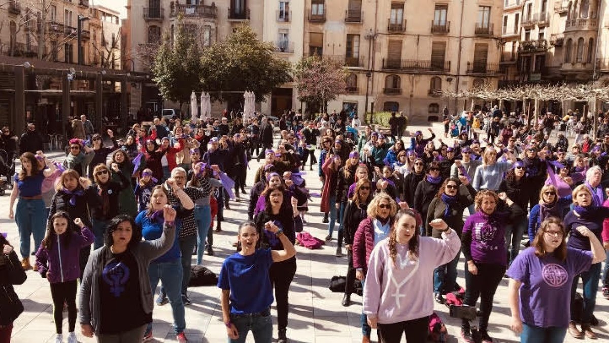 Valls se suma a la perfomance feminista que se ha hecho viral por todo el mundo